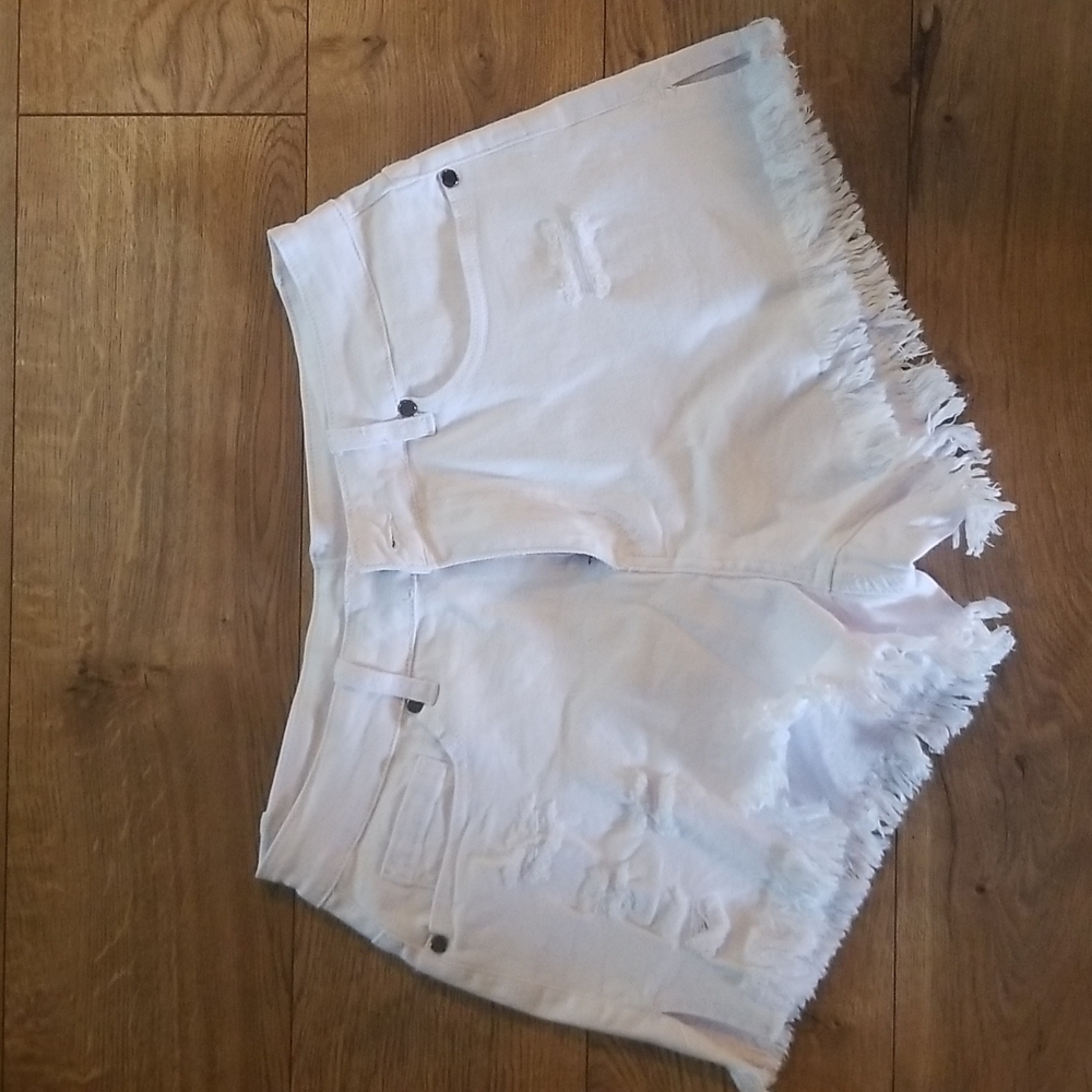 Medium white distressed/frayed high rise shorts